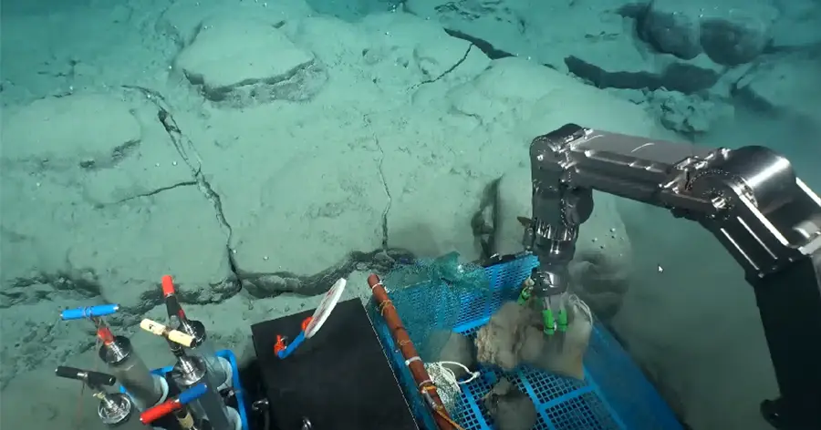 "Saturn" is a 6+1-function master-slave controlled hydraulic manipulator "Saturn" is a 6+1-function master-slave controlled hydraulic manipulator